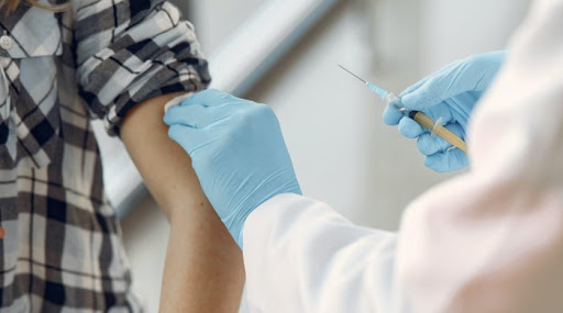 Vaccini, per i sindacati manca 1 milione di dosi: «Regione Lombardia impreparata»