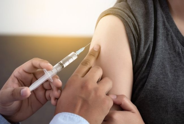 Vaccini antinfluenzali: ok le prime 30 dosi per le fasce fragili, ma chi pensa ai medici?