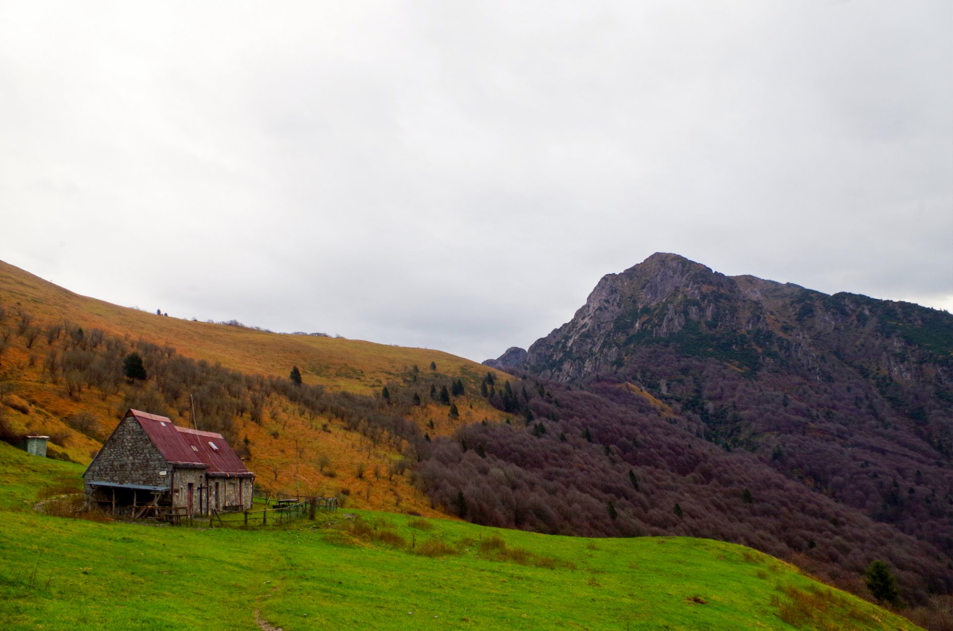 1 - La val Taleggio in autunno, sullo sfondo il monte Venturosa