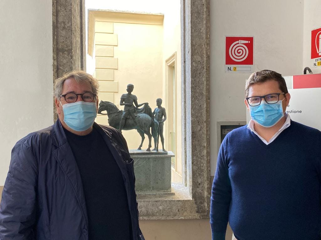 Il sindaco Imeri incontra il pensionato multato per aver letto il giornale