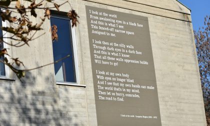 I Carmina Muralia arrivano in città: dipinta la prima poesia sulla facciata del liceo Falcone
