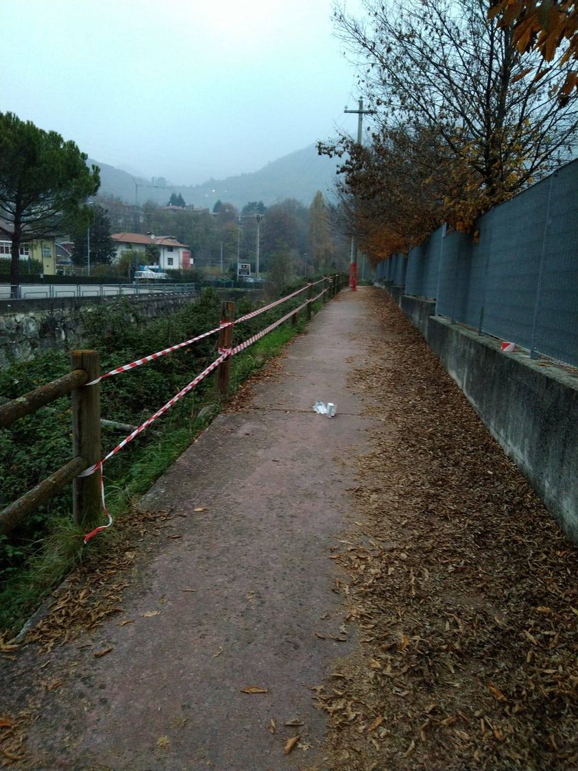 Entratico, abbattuti 15 metri di staccionata della pista ciclabile