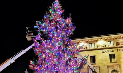 A Bergamo un albero multicolore come a New York (e solidarietà per i più piccoli)