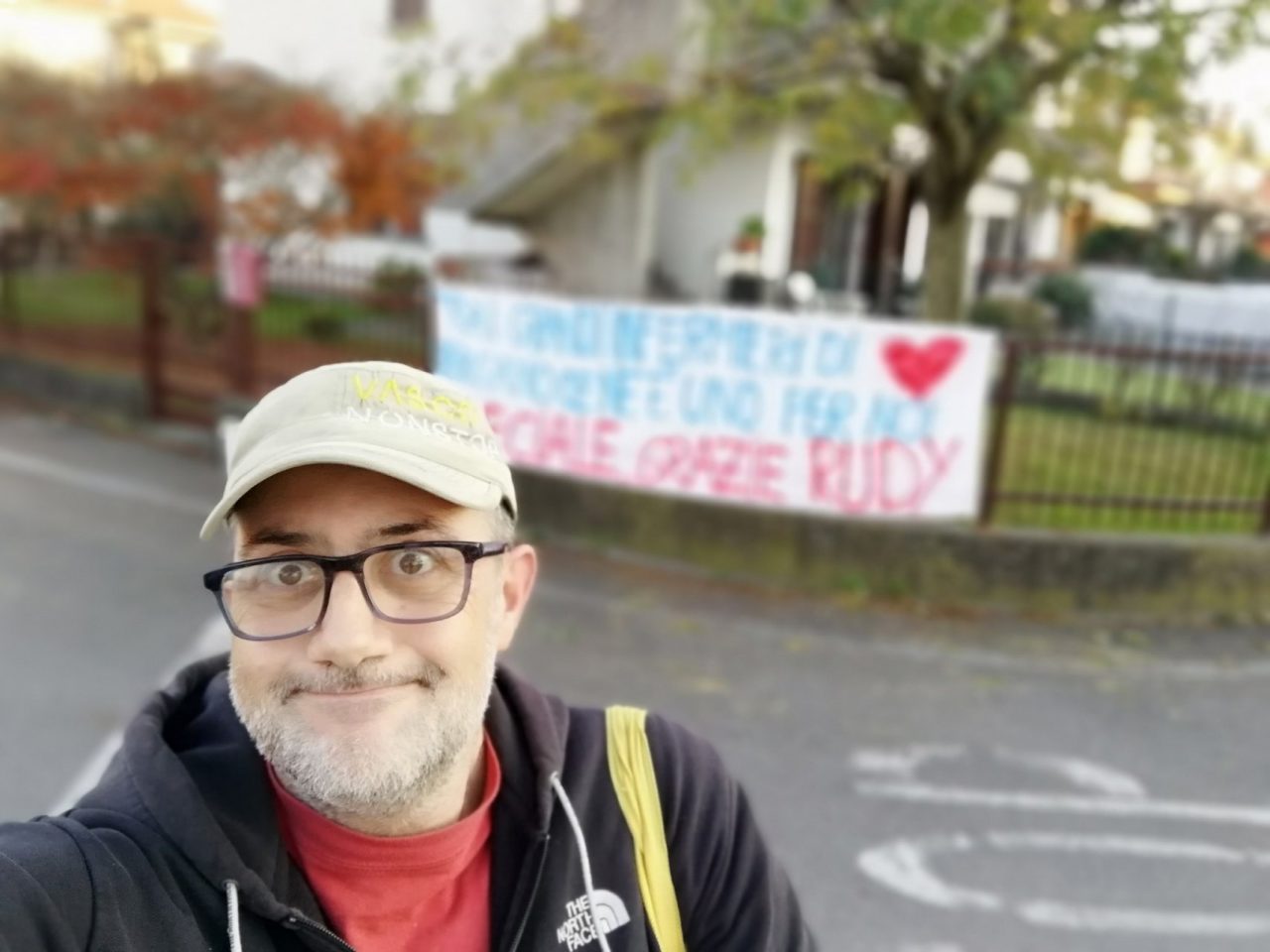 Infermiere esce dal turno in terapia intensiva: sotto casa trova uno striscione di ringraziamento