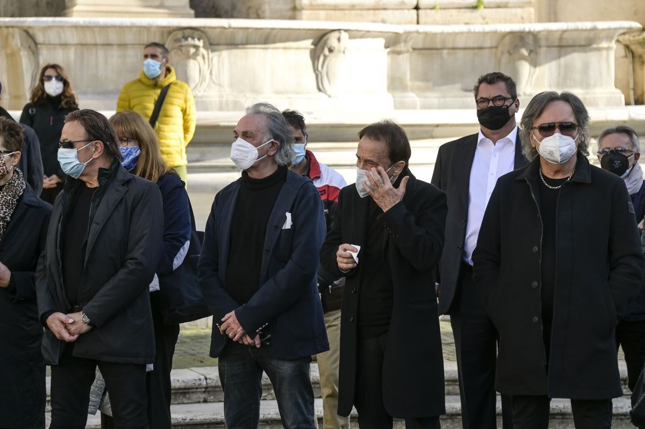 I video dei funerali di Stefano D’Orazio a Roma. Roby Facchinetti: «Era più di un fratello»