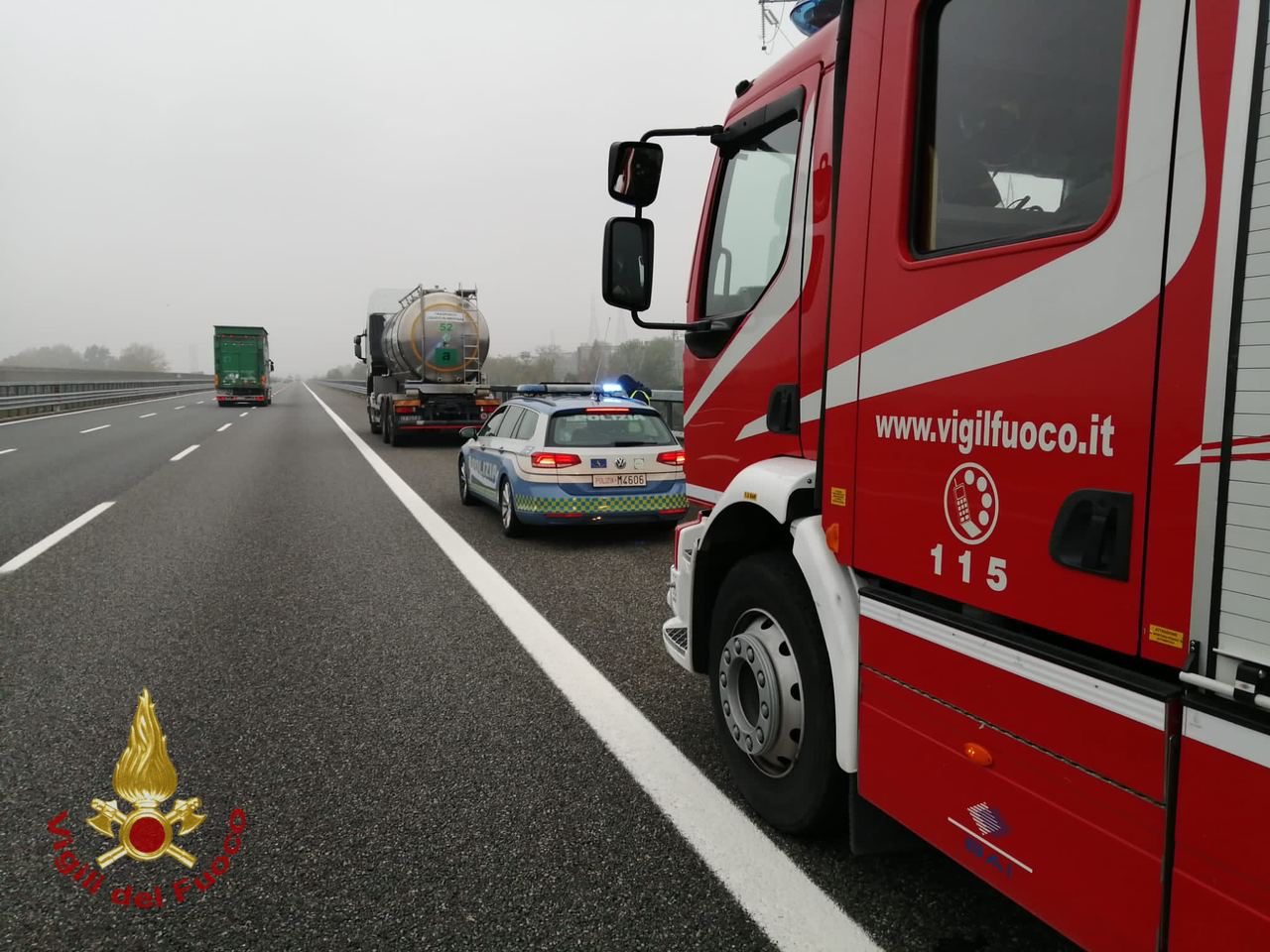 Principio di incendio per un camion cisterna lungo la BreBeMi: sul posto i vigili del fuoco