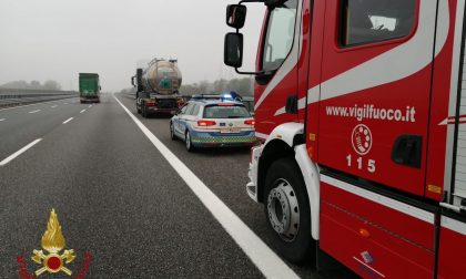 Principio di incendio per un camion cisterna lungo la BreBeMi: sul posto i vigili del fuoco