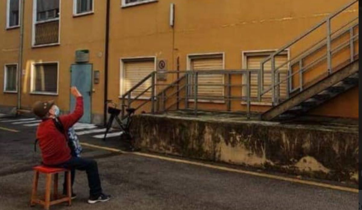 Il commovente video della serenata di un alpino sotto la finestra della moglie ricoverata