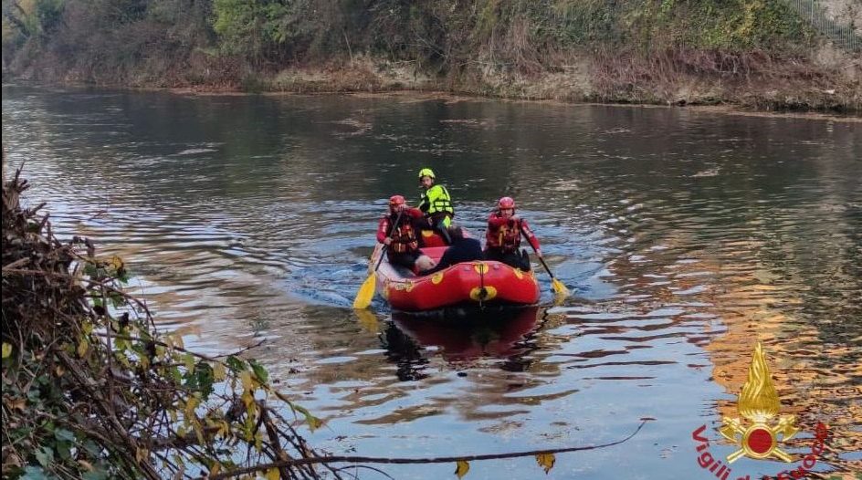 Il video del salvataggio di un uomo di 65 anni caduto nel Brembo a Ponte San Pietro