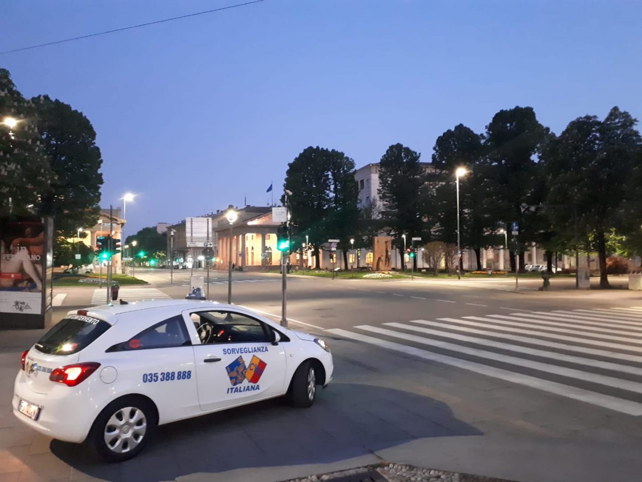 Guardia giurata contromano in via XX Settembre per un’emergenza: multata