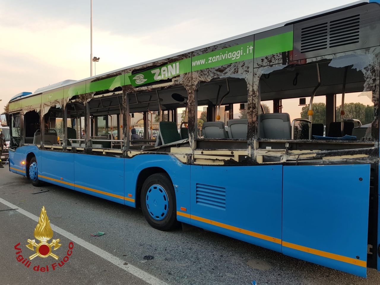 Betoniera contro autobus a a Seriate: vetri a pezzi, feriti cinque studenti