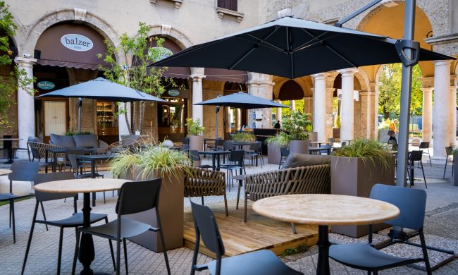 Palazzo Frizzoni “allunga la vita” dei dehors, ma servirà il nulla osta dei negozi confinanti