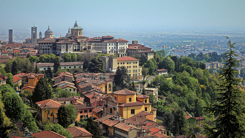 Riscoprirsi turisti camminando per Bergamo: i consigli del Touring Club Italiano
