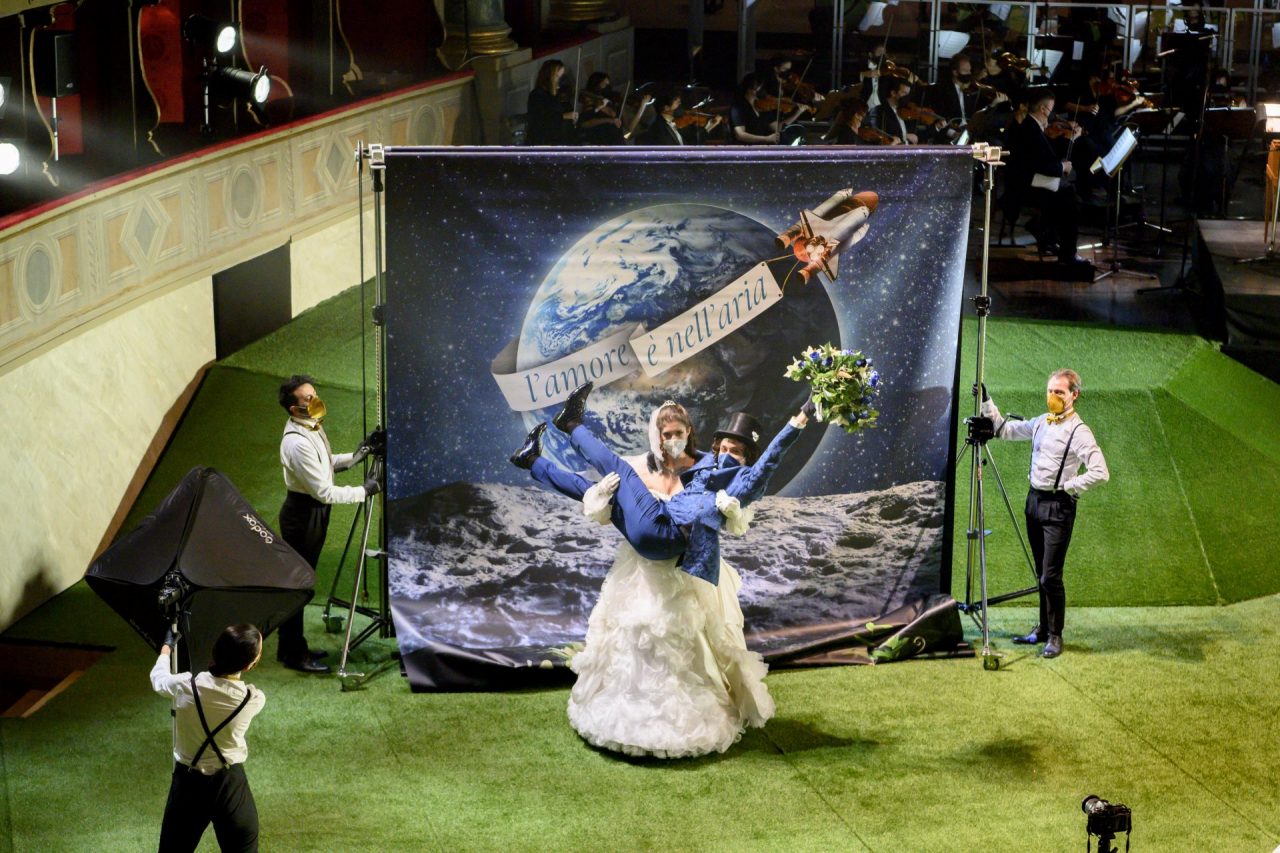 Un matrimonio “tamarro” sul prato (sintetico) del Teatro Donizetti