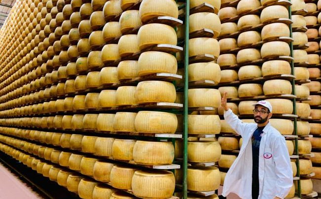 Bergamasco porta gli stranieri in bici nei templi della gastronomia di Parma