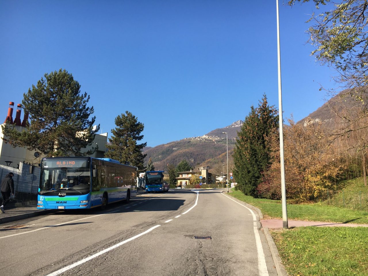 Il video dei 9 pullman (quasi vuoti) al Romero di Albino: a cosa servono senza studenti?