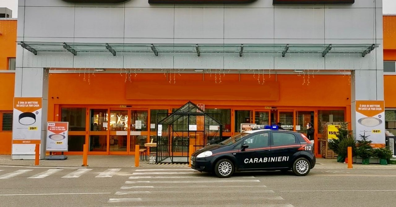 Ruba materiale elettrico e per il bricolage del valore di 1.200 euro a Curno: arrestato