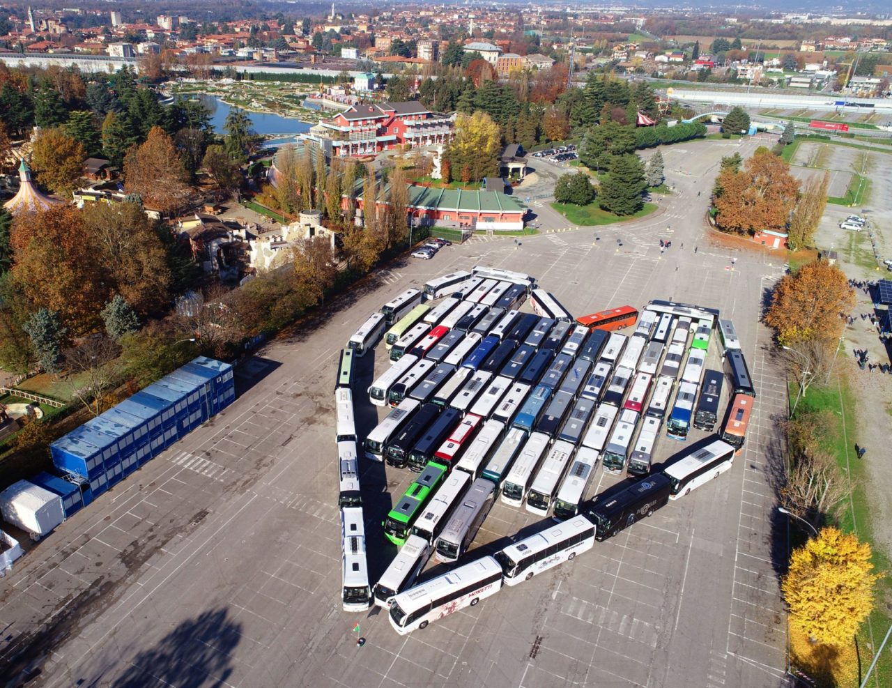 Manifestazione dei bus turistici: parcheggiati a forma di cuore a Leolandia