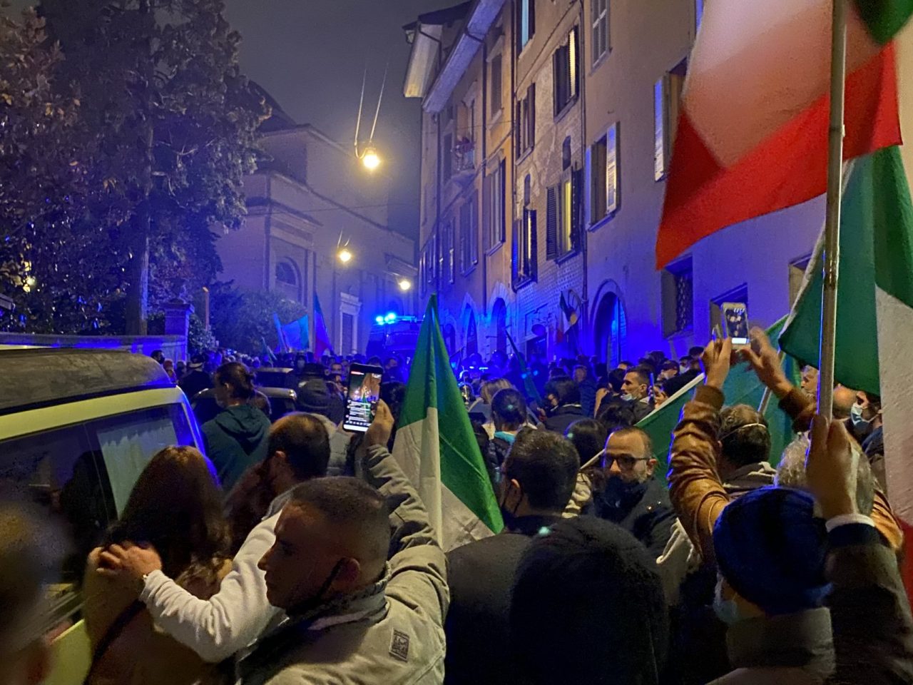Gori dopo la protesta sotto casa sua: «Capisco la preoccupazione, ma c’è chi butta benzina sul fuoco»