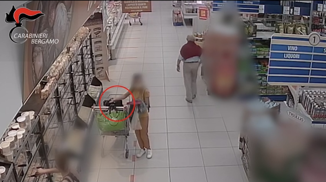 Rubavano portafogli e carte di credito nei supermercati, arrestate cinque donne