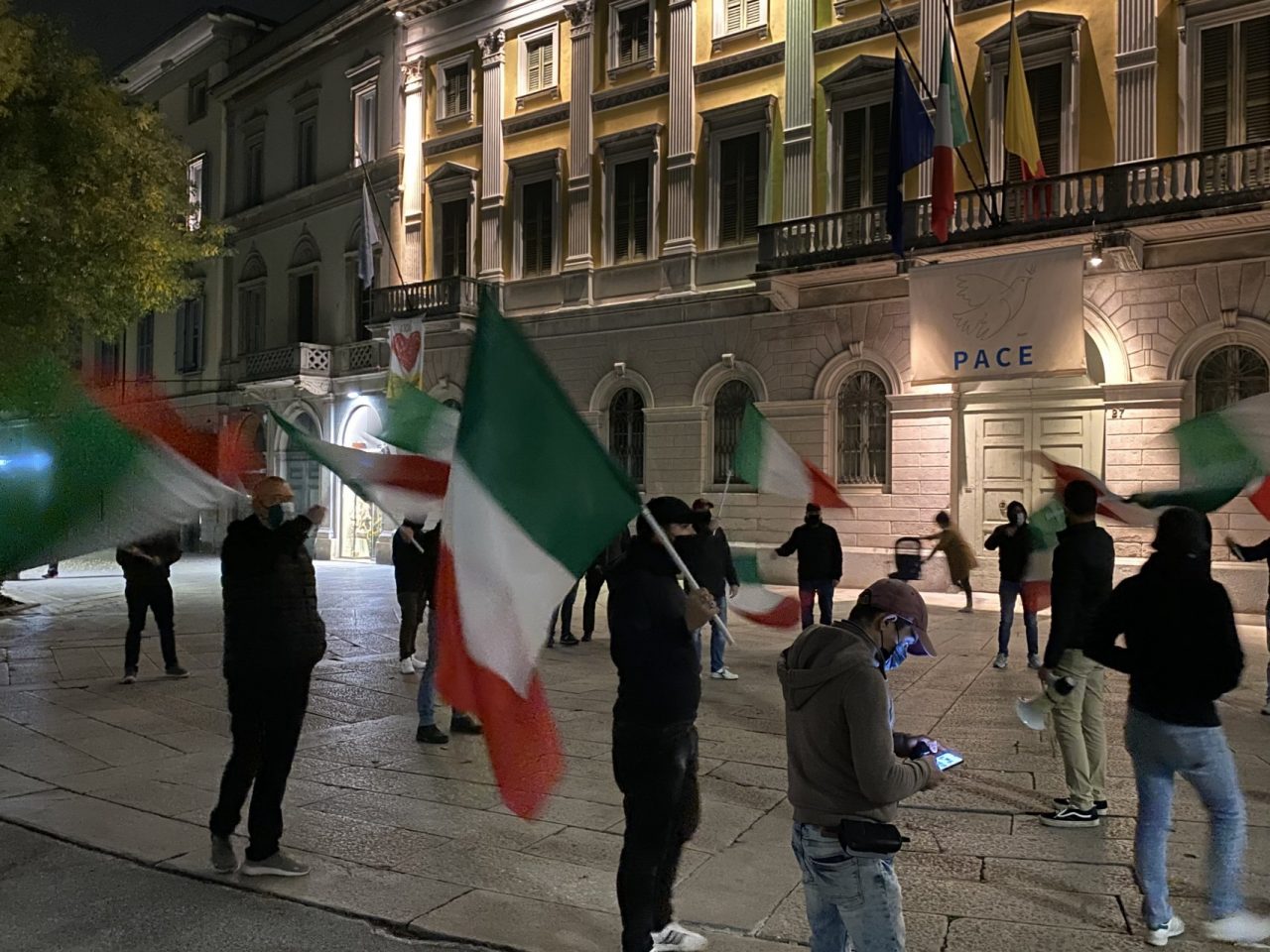 Manifestazione non autorizzata davanti al Comune, altre 21 persone denunciate