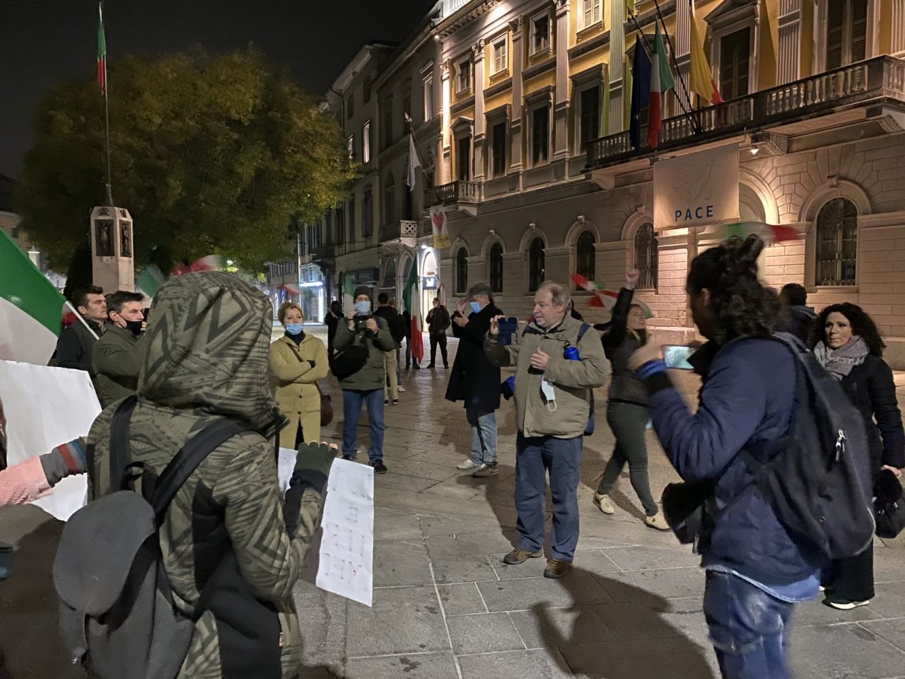 Qualche negazionista e una ventina di “sbandieratori” hanno protestato pure ieri sera