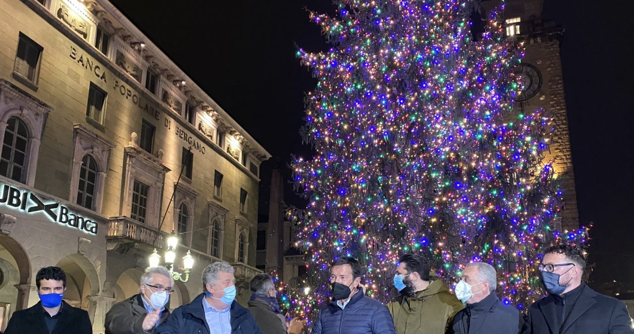 A Bergamo si accende la magia del Natale: ecco le luci multicolori dell’abete Natalino