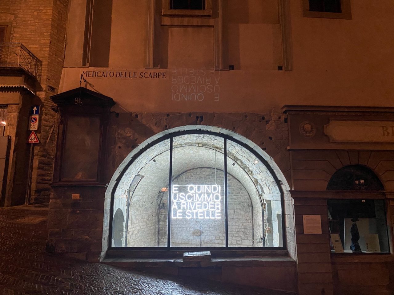 Si spegne la scritta al neon in piazza Mercato delle Scarpe: sarà messa in vendita per beneficenza