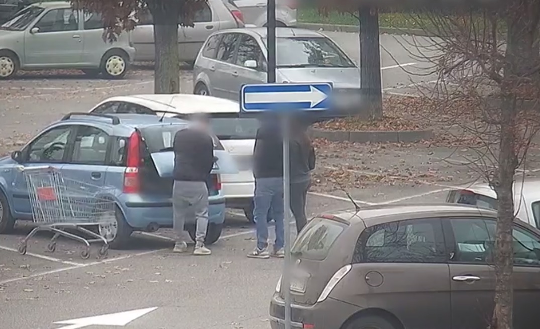 Davanti all’Iper vendono selle per equitazione rubate in cascina: denunciati