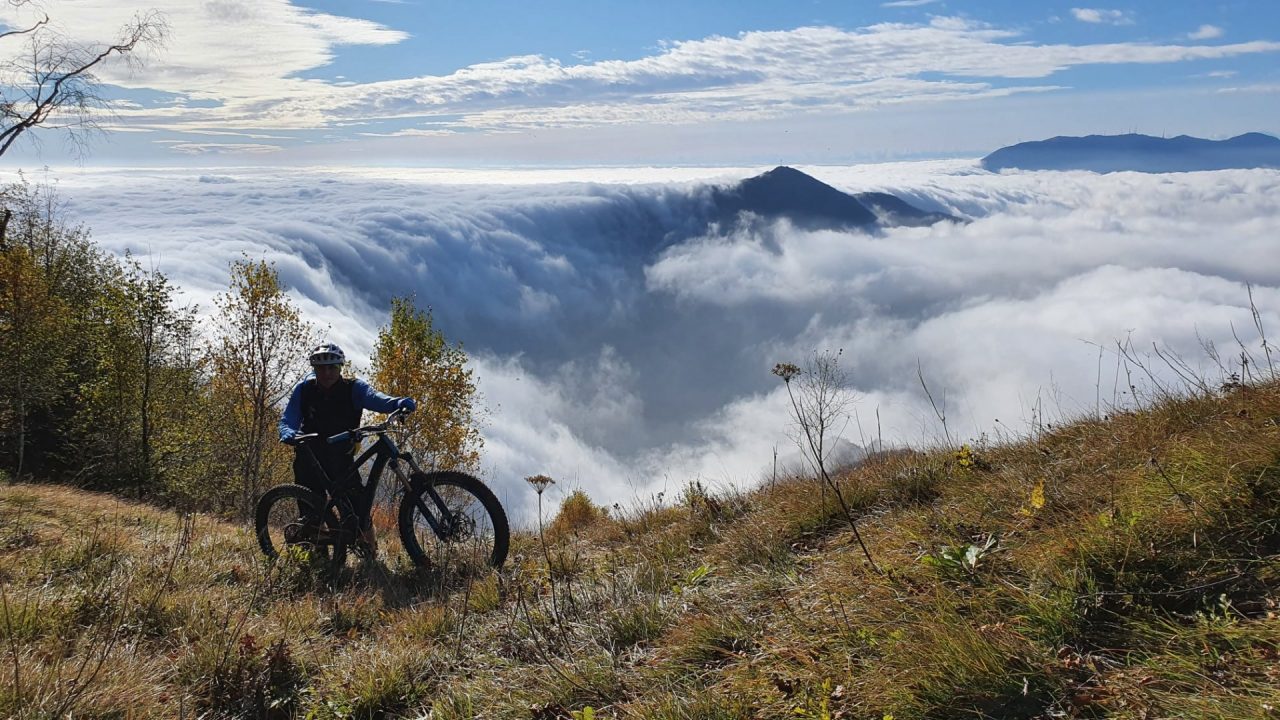 Il pazzesco video di Marco Roncoroni: una cascata di nuvole in vetta al Monte Costone