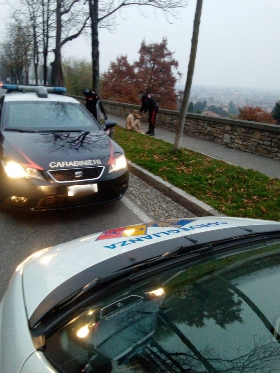 Uomo completamente nudo corre per la città, fermato dai carabinieri sulle Mura