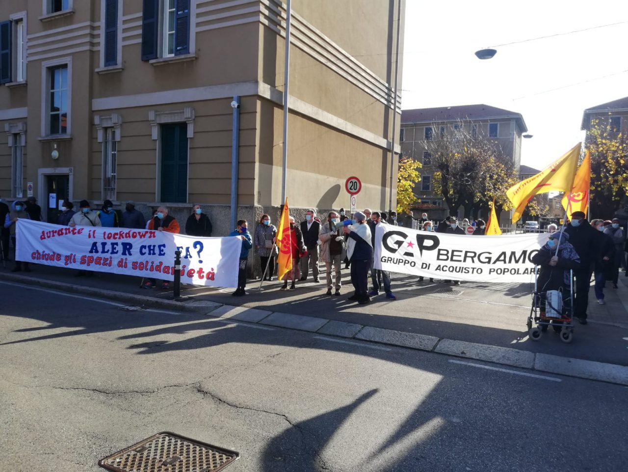 La manifestazione in via Luzzati contro Aler, che vuol «chiudere gli spazi di solidarietà»