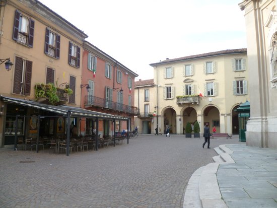 Pensionato si ferma a leggere il giornale in piazza a Treviglio: multa da 400 euro