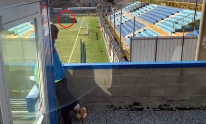 Il filmato di chi, ai tempi del Covid, fa gol... dal balcone