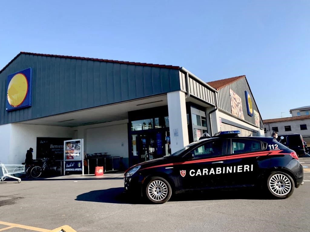 Esce dalla Lidl senza pagare 400 euro di spesa: arrestato dai carabinieri fuori servizio
