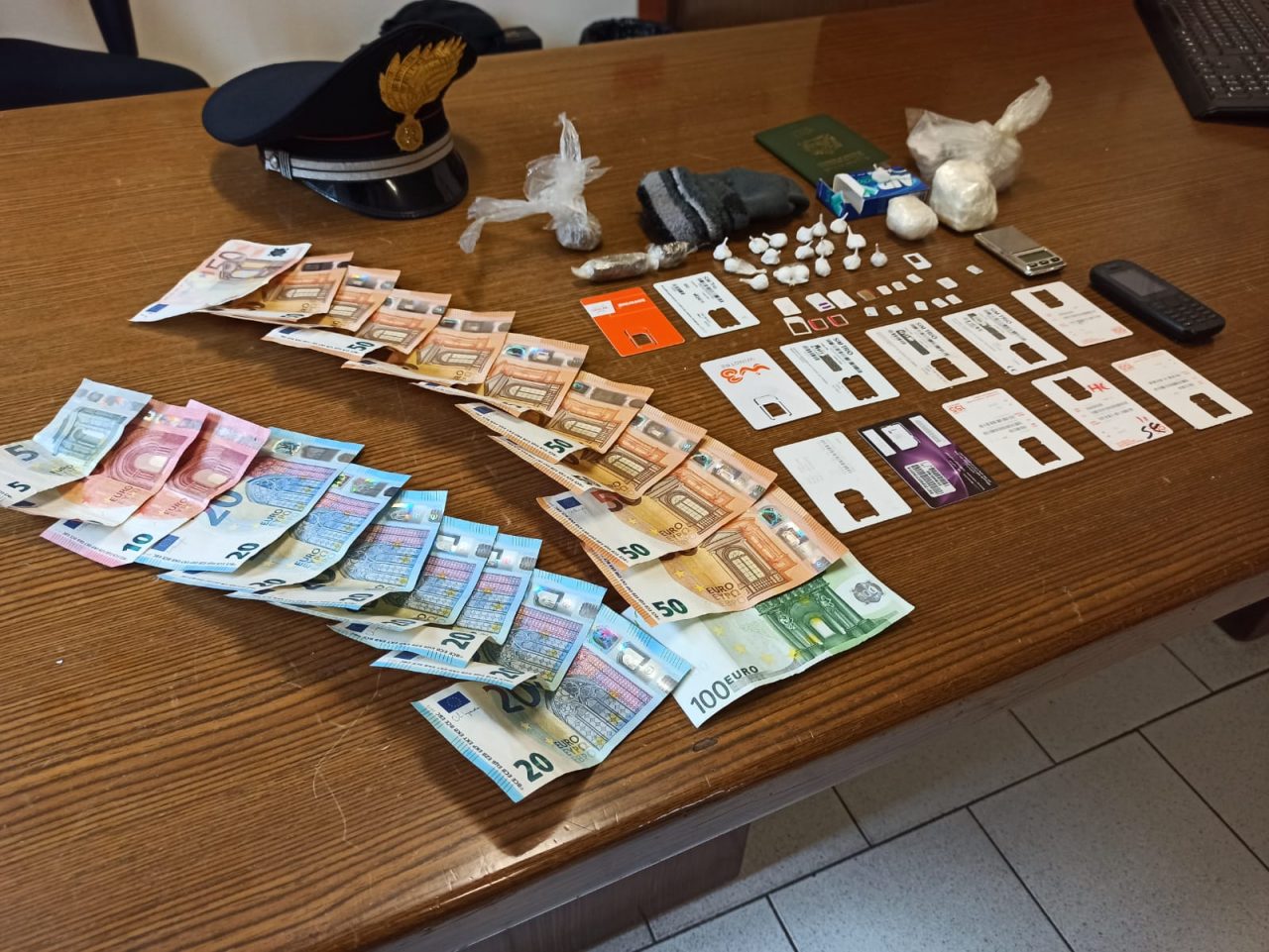 In bici alla ricerca di clienti: spacciatore di 56 anni fermato da un carabiniere fuori servizio