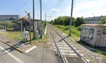 Tragedia al passaggio a livello di Curno: gesto estremo di una 41enne, travolta dal treno