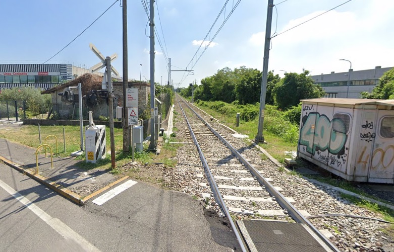 Tragedia al passaggio a livello di Curno: gesto estremo di una 41enne, travolta dal treno