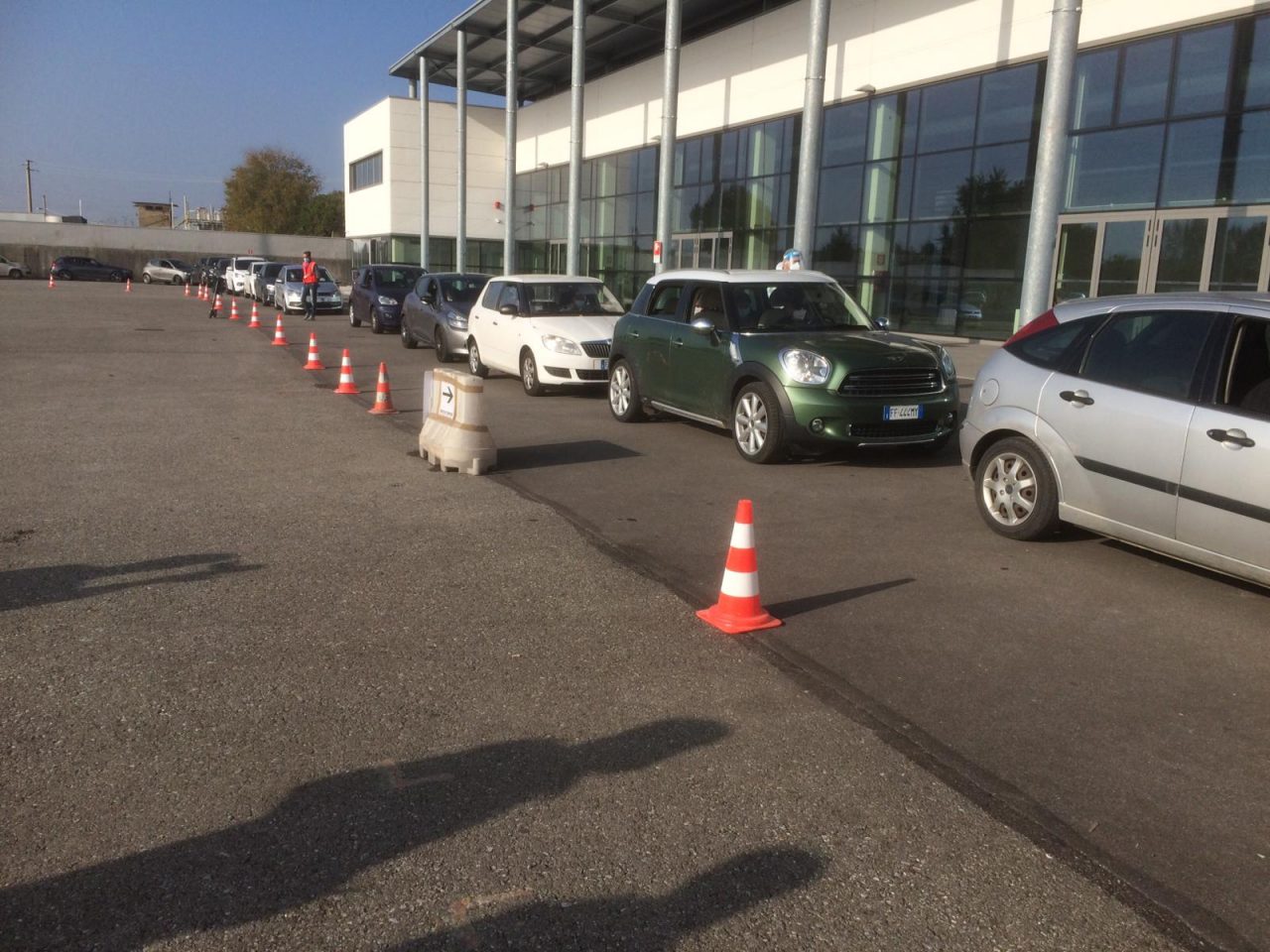 Aperto a Treviglio il punto tamponi “drive in” in Fiera: le foto delle auto in fila dalla mattina