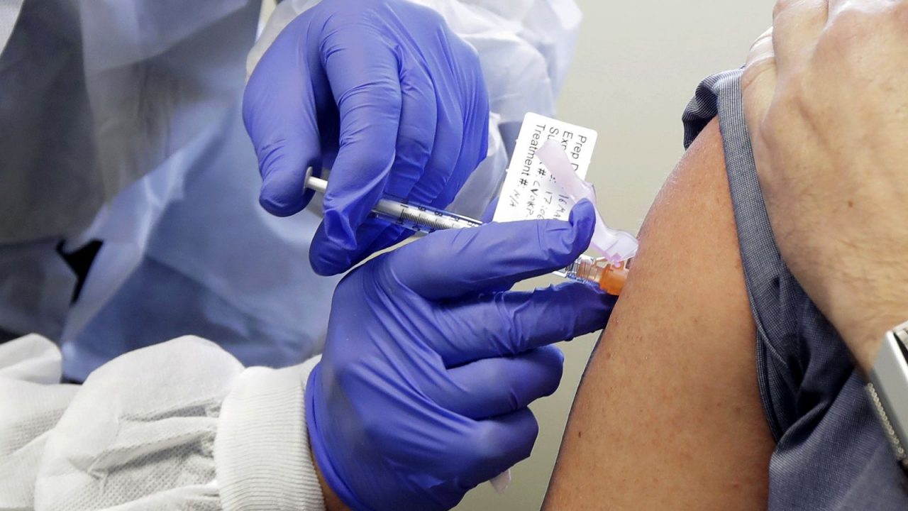 L’allarme: «In Lombardia consegnati la metà dei vaccini». In città su 55 prenotazioni evase solo 7