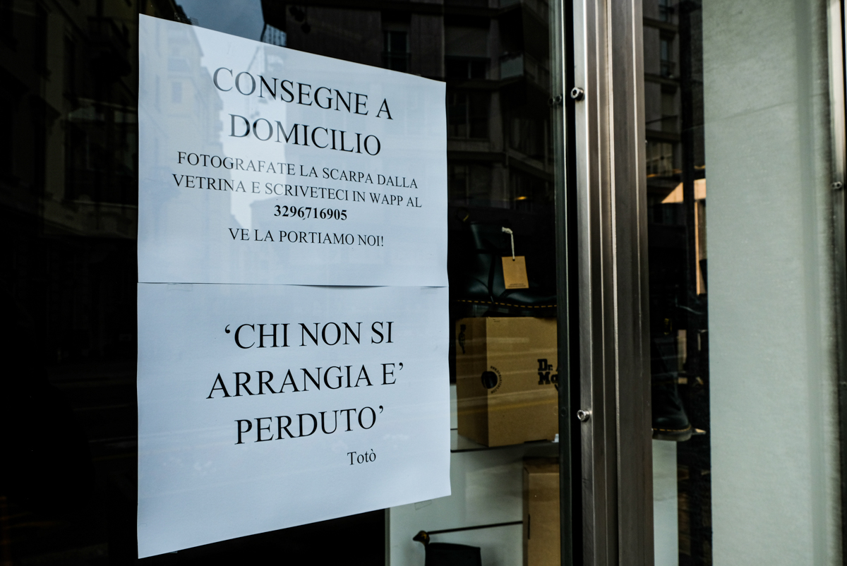 Quelli “fortunati” che tengono aperti i negozi (aspettando Godot)