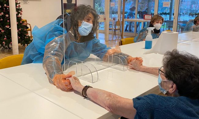 Casa di riposo  Anni Sereni, lacrime e commozione per la prima carezza dopo 9 mesi