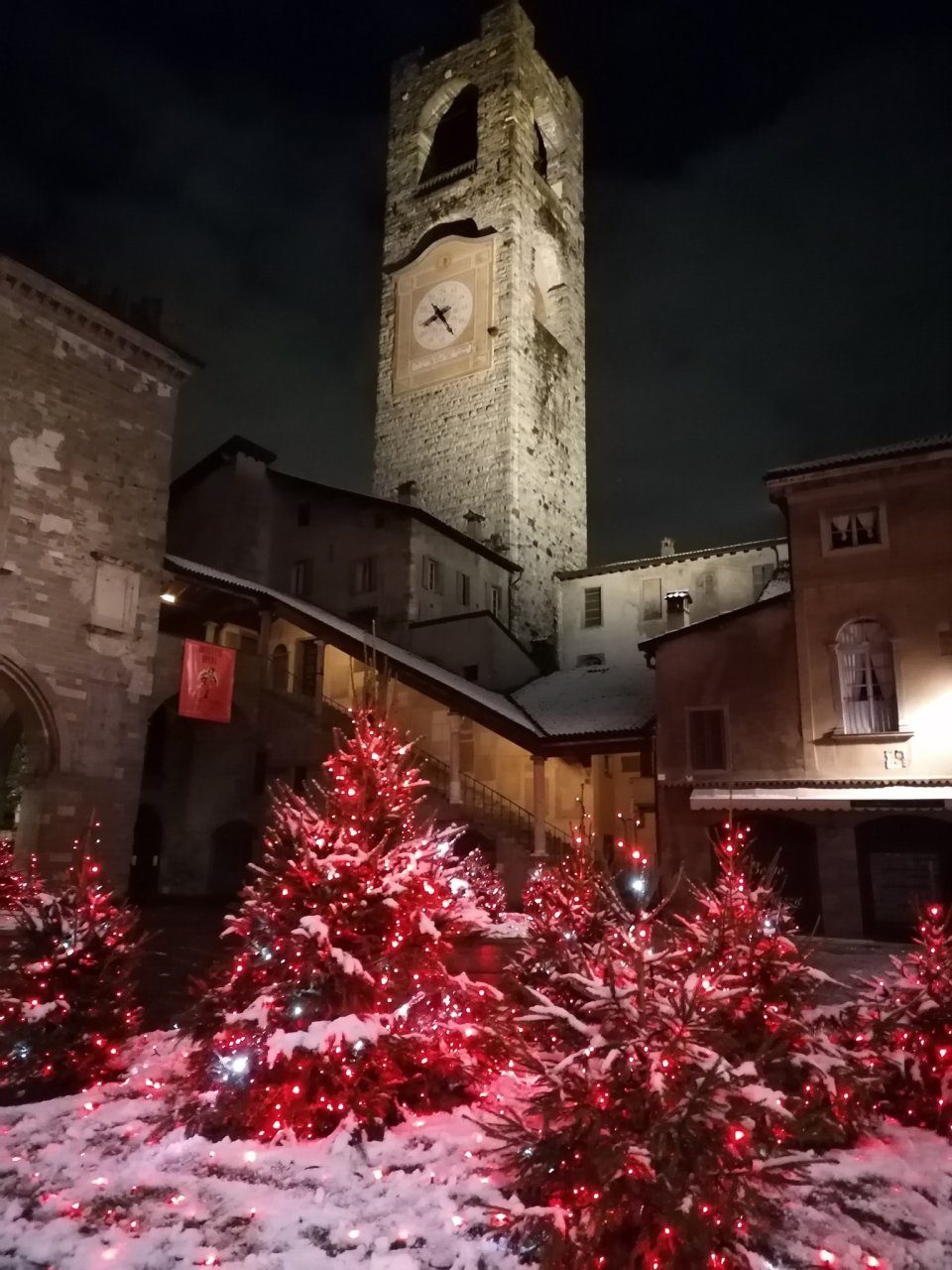 È arrivata la prima neve. Oggi tregua, ma da domani i fiocchi torneranno a scendere