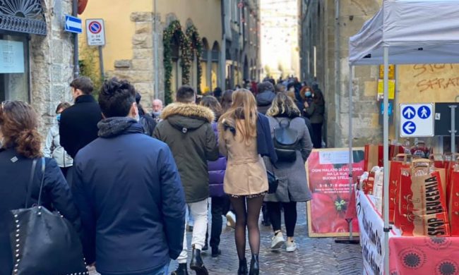 Il Governo cambia idea (un’altra volta) e pensa di chiudere negozi, bar e ristoranti a Natale e Capodanno