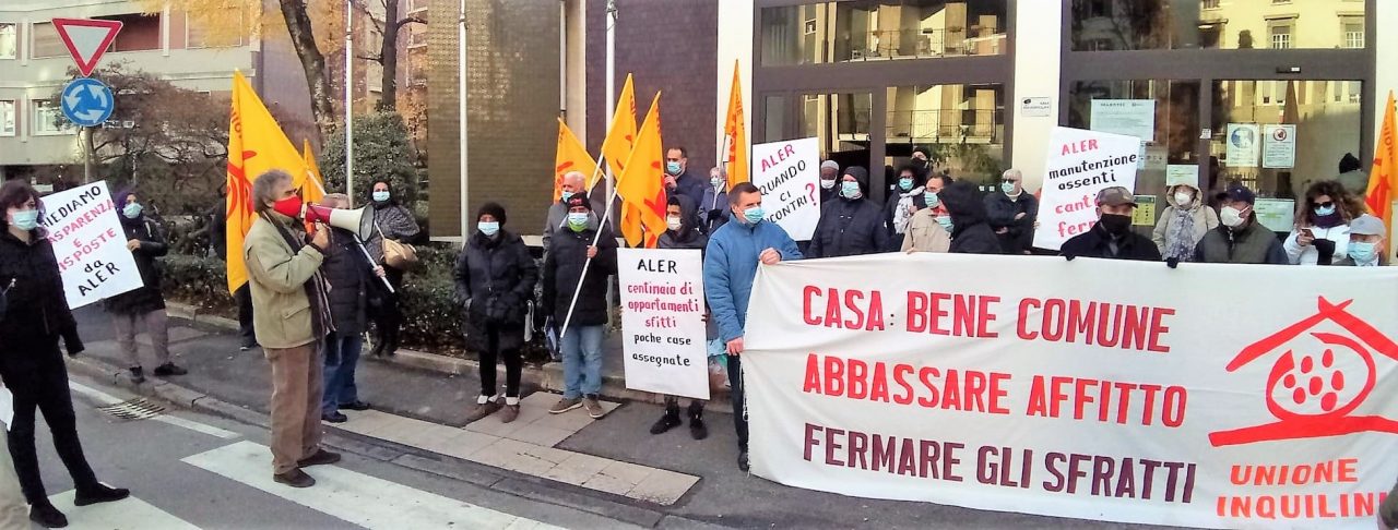 L’Unione inquilini si incatena davanti all’Aler: «Mala gestione delle assegnazioni delle case popolari»