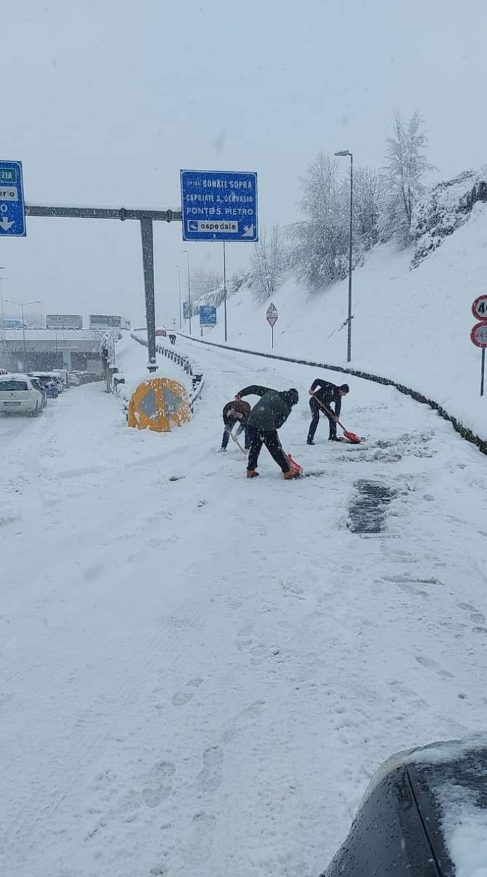 Asse interurbano in tilt, la Provincia si scusa per i pochi mezzi per spalare la neve