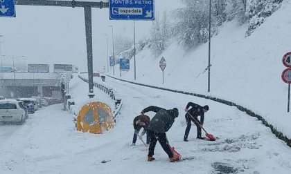 Asse interurbano in tilt, la Provincia si scusa per i pochi mezzi per spalare la neve