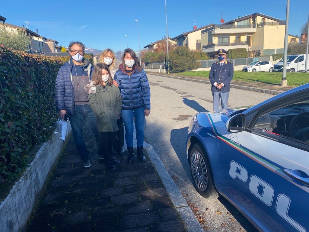 I desideri di Giada affidati a un palloncino. Santa Lucia le porta i regali in questura