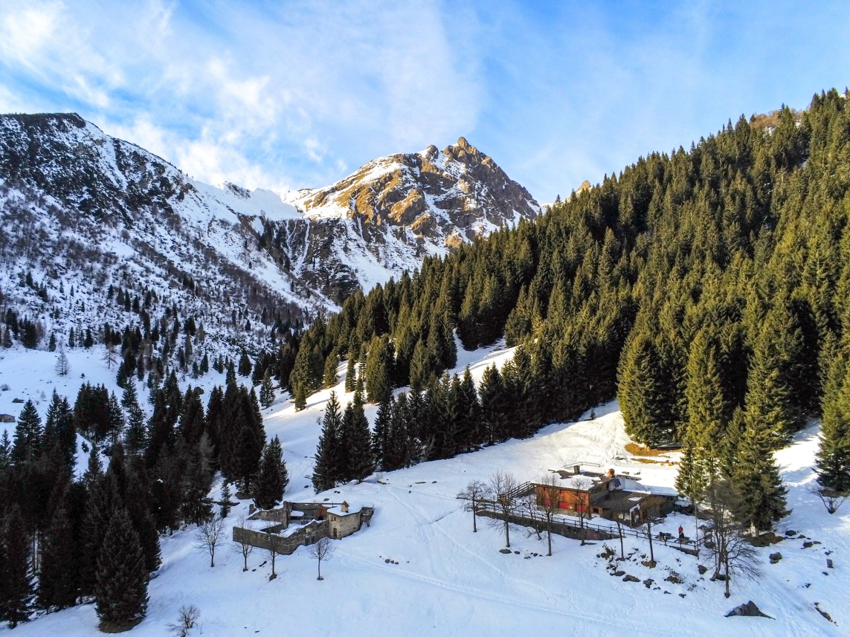 3 - Gita a valcanale Il rifugio Alpe Corte visto dal Drone 1