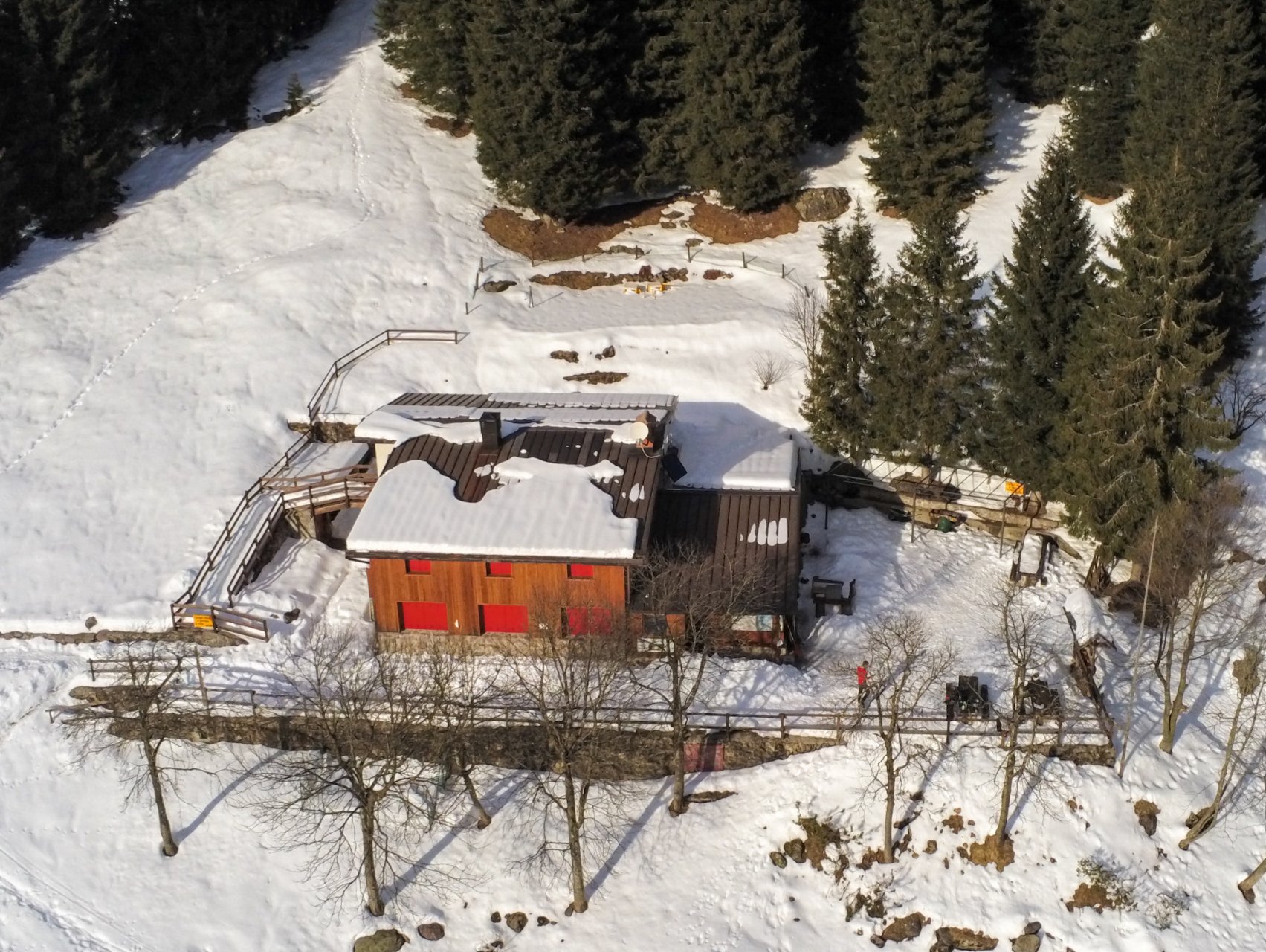 4 - Gita a Valcanale Il rifugio Alpe Corte visto dal Drone 2
